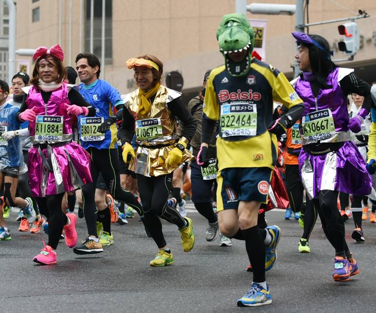 Maratona di Tokyo 2015. I travestimenti divertenti dei partecipanti. (AFP)